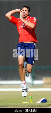 Cricket - England Nets Session - Sheikh Zayed Stadium - Abu Dhabi - Vereinigte Arabische Emirate. Der englische Sajid Mahmood bowelt während des Trainings im Sheikh Zayed Stadium in Abu Dhabi, Vereinigte Arabische Emirate. Stockfoto