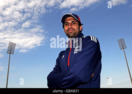 Cricket - England Nets Session - Sheikh Zayed Stadium - Abu Dhabi - Vereinigte Arabische Emirate. Der englische Amjad Khan posiert nach dem Training im Sheikh Zayed Stadium in Abu Dhabi, Vereinigte Arabische Emirate, für die Medien. Stockfoto