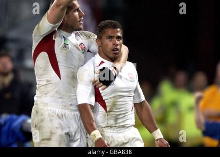 Rugby Union - Weltmeisterschaft 2003 - Finale - England gegen Australien. Der englische Jason Robinson feiert seinen Versuch mit Ben Cohen Stockfoto