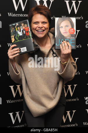 Jade Goody signiert Kopien ihrer Autobiographie 'Catch A Falling Star', bei Waterstones, Lakeside Shopping Centre, Thurrock. Stockfoto