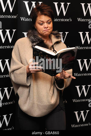 Jade Goody signiert Kopien ihrer Autobiographie 'Catch A Falling Star', bei Waterstones, Lakeside Shopping Centre, Thurrock. Stockfoto