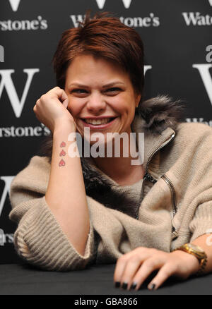 Jade Goody signiert Kopien ihrer Autobiographie 'Catch A Falling Star', bei Waterstones, Lakeside Shopping Centre, Thurrock. Stockfoto