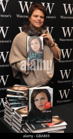 Jade Goody signiert Kopien ihrer Autobiographie 'Catch A Falling Star', bei Waterstones, Lakeside Shopping Centre, Thurrock. Stockfoto