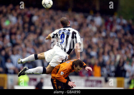 Alan Shearer von Newcastle United springt über Lee Naylor von Wolverhampton Wanderers Den Kopf frei Stockfoto