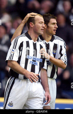 Fußball - FA Barclaycard Premiership - Wolverhampton Wanderers / Newcastle United. Aaron Hughes (r) von Newcastle United feiert mit Torschütze Alan Shearer (l) Stockfoto