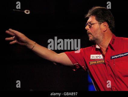 Darts - Winmau World Masters - The Spa. Der Engländer Martin Adams wirft einen DART in seinem Halbfinalspiel während der Winmau World Masters im Spa, Bridlington. Stockfoto