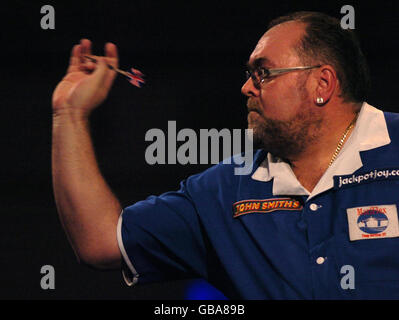 Der englische Tony O'Shea wirft einen Dart in seinem Halbfinale während der Winmau World Masters im Spa, Bridlington. Stockfoto