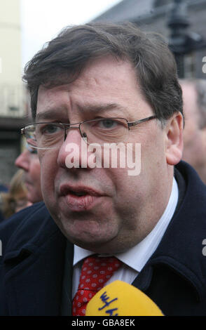 Taoiseach Brian Cowen spricht mit den Medien in Mullingar, nachdem heute eine Helpline für besorgte Verbraucher eröffnet wurde, denen gesagt wurde, alle irischen Schweineprodukte zu zerstören, inmitten der Befürchtungen, dass sie mit einer giftigen Substanz kontaminiert sind. Stockfoto