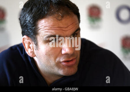 Rugby Union - England Training Session - Pennyhill Park. England-Trainer Martin Johnson während einer Pressekonferenz im Pennyhill Park, Surrey. Stockfoto