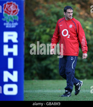 England Trainer Martin Johnson während einer Trainingseinheit im Pennyhill Park, Surrey. Stockfoto