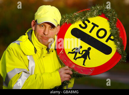 Lollipop-Mann Kevin Simpson. Kevin Simpson, Polizeibeamter für Schulübergänge, in Southampton. Stockfoto