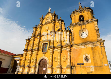 Schöne Kirche der Erinnerung (Iglesia De La Recoleccion) in León, Nicaragua Stockfoto