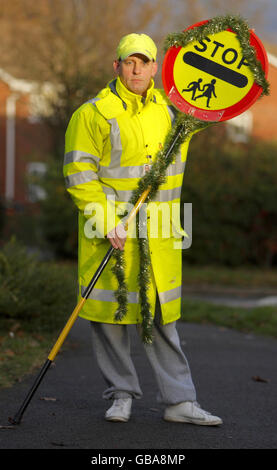 Lollipop-Mann Kevin Simpson. Kevin Simpson, Polizeibeamter für Schulübergänge, in Southampton. Stockfoto