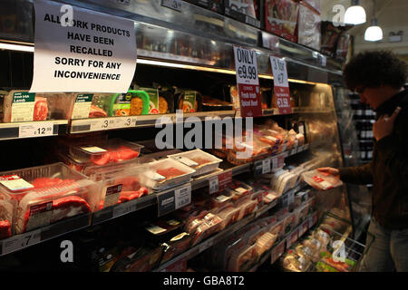 Rindfleisch, das heute in Dublin zum Verkauf angeboten wurde, nachdem das Landwirtschaftsministerium bestätigt hatte, dass es sicher war, Rindfleisch von Rindern in Nordirland zu essen, die mit Dioxin kontaminiertes Futter gegessen hatten. Stockfoto