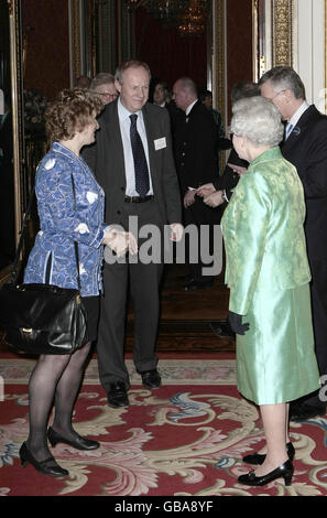 Queen Elizabeth II trifft Damian Green MP, die Tory MP für Ashford, Kent, (im Hintergrund) und seine Frau Alicia Green (blaue Jacke) während eines Empfangs für Hinterbank-Abgeordnete im Buckingham Palace, London. Stockfoto