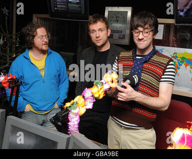 Von links nach rechts: DJ Geoff Lloyd spricht mit Damon Albarn und Graham Coxon von Blur, als die Band ihr Wiedersehen auf Absolute Radio, Golden Square, im Zentrum von London ankündigt. Stockfoto