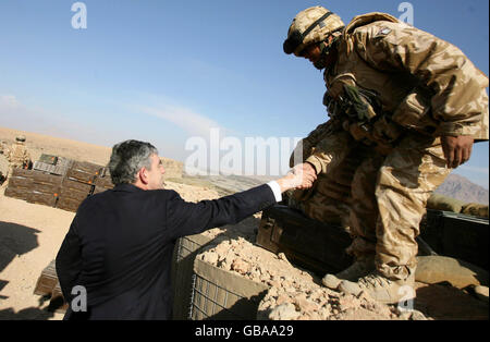 Premierminister Gordon Brown trifft Soldaten der Royal Gurkha Gewehre im Roshan Tower in Musa Qala, Afghanistan. Stockfoto