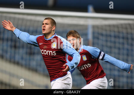 James Collins von Aston Villa feiert das erste Tor seiner Seite Des Spiels mit Teamkollege Andreas Weimann (rechts) Stockfoto