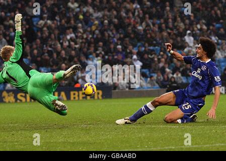 Joe Hart von Manchester City (links) rettet den Torschuss von Everton Marouane Fellaini. Stockfoto