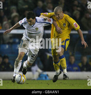 Leeds United's Robert Snodgrass (links) und Colchester United's Marc Tierney kämpfen während des Coca-Cola League One Matches in der Elland Road, Leeds um den Ball. Stockfoto