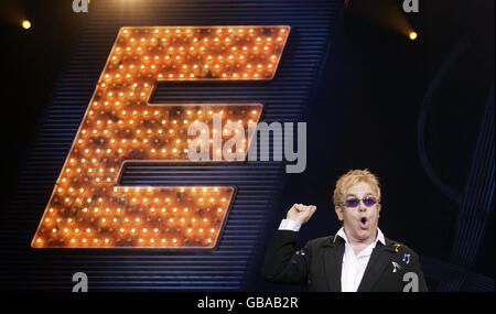Elton John tritt während seiner 'Red Piano'-Tournee in der O2 Arena in London auf der Bühne auf. Stockfoto