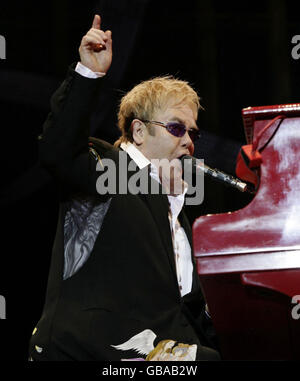 Elton John tritt während seiner 'Red Piano'-Tournee in der O2 Arena in London auf der Bühne auf. Stockfoto