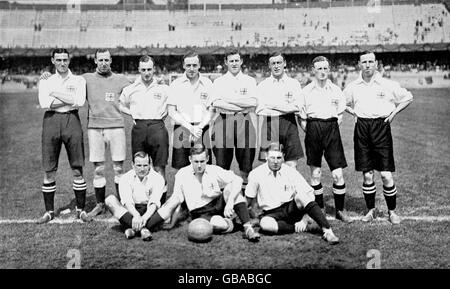 Das britische Team, das Gold gewann: (Hintere Reihe, l-r) Joe Dines, Ron Brebner, Arthur Berry, Fanny Walden, Viv Woodward, Gordon Hoare, Ivan Sharpe, Arthur Knight; (vordere Reihe, l-r) Douglas McWhirter, Tom Burn, Henry Littlewort Stockfoto