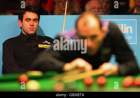 Ronnie O'Sullivan sitzt in seinem Stuhl, während Joe Perry die ersten 4 Frames der letzten Sitzung seines zweiten Spiels während der Maplin UK Championship im International Center, Telford, gewinnt. Stockfoto