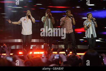 Cheerleos Childline Concert - Dublin. JLS treten während des Cheerios Childline Concert im O2 in Dublin auf. Stockfoto