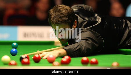 Ronnie O'Sullivan im 2. Runde gegen Joe Perry während der Maplin UK Championship im International Center, Telford. Stockfoto