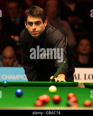 Ronnie O'Sullivan zeigt seine Dejektion während der Maplin UK Championship im International Center, Telford, im 2. Spielrunde gegen Joe Perry. Stockfoto