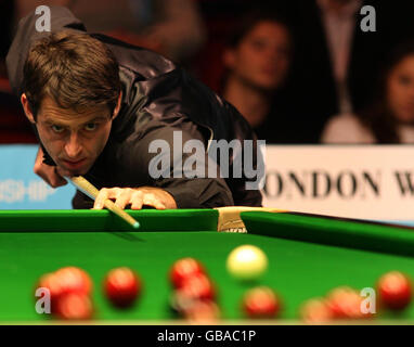 Ronnie O'Sullivan im 2. Runde gegen Joe Perry während der Maplin UK Championship im International Center, Telford. Stockfoto