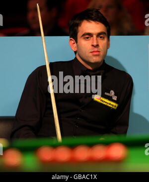 Ronnie O'Sullivan zeigt seine Niedergeschlagenheit in der 2. Runde 9-5 gegen Joe Perry während der Maplin UK Championship im International Center, Telford. Stockfoto