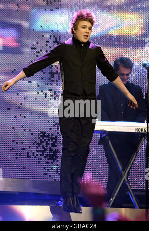 Eoghan Quigg tritt während des Cheerios Childline Concert im O2 in Dublin auf. Stockfoto