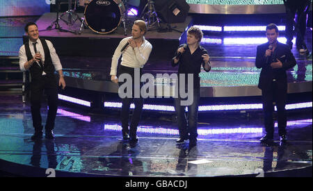 Eoghan Quigg (2. Rechts) tritt mit Boyzone während des Cheerios Childline Concert im O2 in Dublin auf. Stockfoto