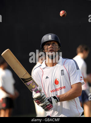 Cricket - England Nets Session - Punjab Cricket Association Stadium - Mohali - Indien. Der englische Andrew Flintoff bereitet sich auf eine Nets-Session im Punjab Cricket Association Stadium, Mohali, Indien, vor. Stockfoto