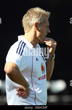 Cricket - England Nets Session - Punjab Cricket Association Stadium - Mohali - Indien. England-Trainer Peter Moores schaut während einer Nets-Session im Punjab Cricket Association Stadium, Mohali, Indien, nach. Stockfoto