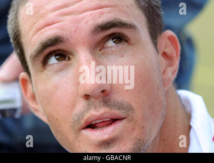 Cricket - England Nets Session - Punjab Cricket Association Stadium - Mohali - Indien. Der englische Kevin Pietersen spricht während einer Nets-Sitzung im Punjab Cricket Association Stadium, Mohali, Indien, mit den Medien. Stockfoto