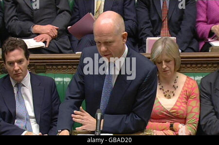 Schattenaußenminister William Hague spricht während der Fragen des Premierministers im Unterhaus in London. Stockfoto