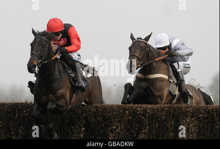 Gwanako und Ruby Walsh (links) springen als Letzter auf die Gooding Group Graduation Steeple Chase von My Petra und Barry Geraghty auf der Ascot Racecourse, Berkshire. Stockfoto