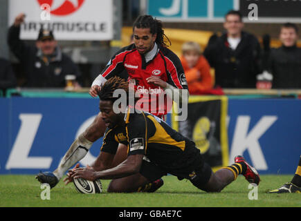 Paul Sackey von London Wasps hat einen Versuch gemacht, nachdem Saracens' Noah Cato beim Guinness Premiership-Spiel in Adams Park, High Wycombe, einen gescheiterten Kick abgeschlagen hatte. Stockfoto