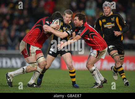 Rugby Union - Guinness Premiership - London Wasps gegen Saracens - Adams Park. Dave Walder von London Wasps bricht während des Guinness Premiership-Spiels im Adams Park, High Wycombe, durch Saracens-Tackle. Stockfoto