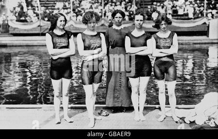 Schwimmen - Olympische Spiele 1912 in Stockholm - Freistil der Frauen: 4x100 m Das britische Team, das Gold gewann Stockfoto