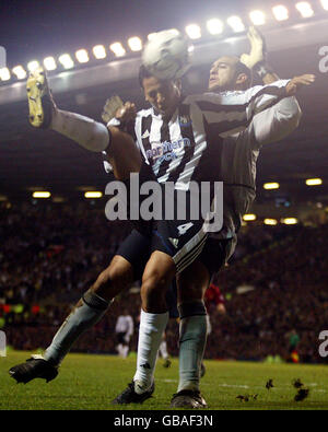 Manchester United Torhüter Tim Howard springt für den Ball unter Druck von Nolberto Solano von Newcastle United Stockfoto