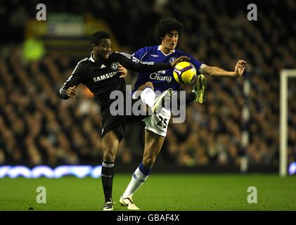 Evertons Kampf Marouane Fellaini und Chelseas Kampf Jon Obi Mikel (links) Für den Ball Stockfoto