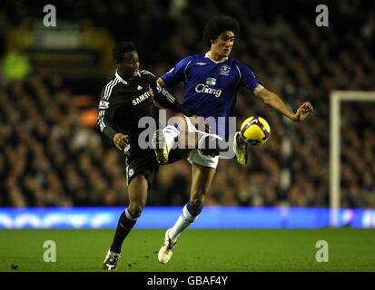 Evertons Kampf Marouane Fellaini und Chelseas Kampf Jon Obi Mikel (links) Für den Ball Stockfoto