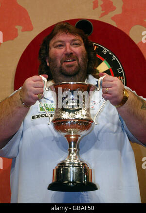 Darts - BDO World Championship 2004 - Finale. Andy Fordham feiert mit der Trophäe Stockfoto