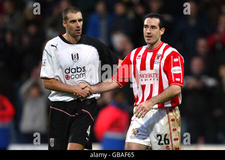 Fulham's Andy Melville (l) und Cheltenham Town's Bob Taylor (r) Schütteln Sie die Hände am Ende des Spiels Stockfoto