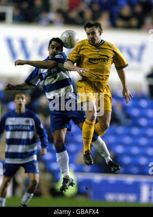 Fußball - AXA FA Cup - Dritte Runde Replay - Reading gegen Preston North End. Scott Murray von Reading stößt auf Paul McKenna von Preston North End Stockfoto