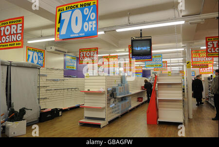 Ein Blick auf das Innere eines Woolworths-Ladens in Whitley Bay. Stockfoto